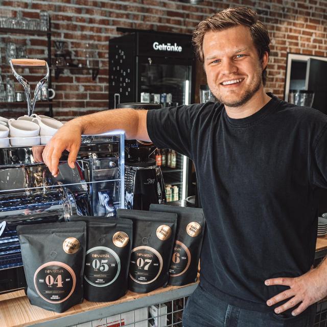 Tony präsentiert Kaffeebohnen von Bonarista in der Rösterei 